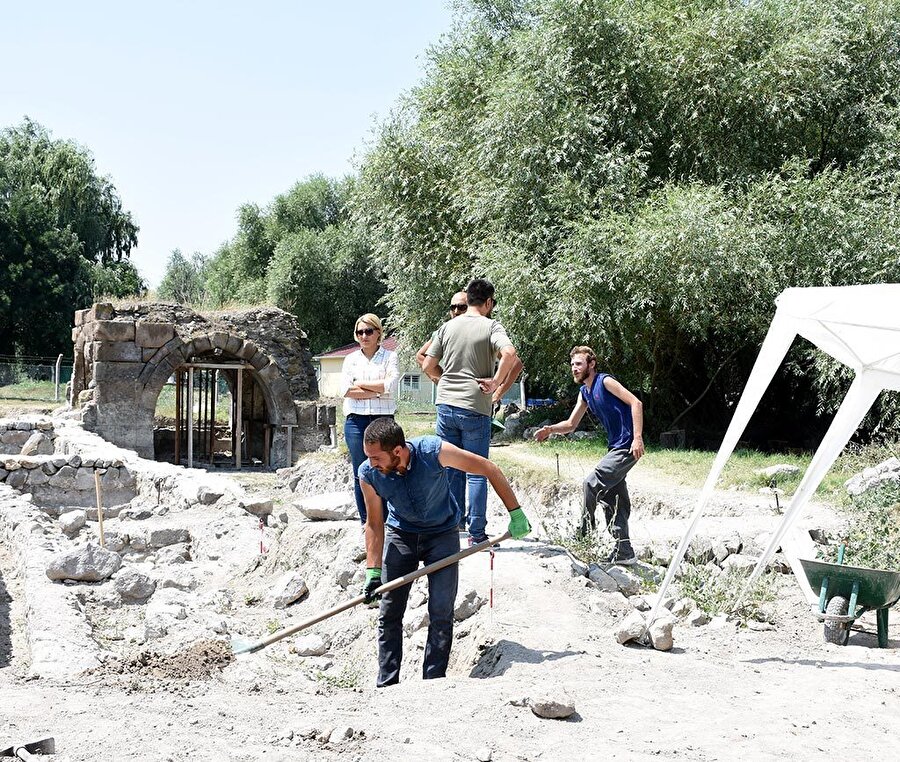 Kayseri Şeker Fabrikası arazisinde yer alan Keykubadiye Sarayı'ndaki kazı çalışmaları, Selçuk Üniversitesi öğretim üyeleri ve öğrencileri ile Kültür ve Turizm Bakanlığından bir temsilcinin yer aldığı ekiple devam ediyor.