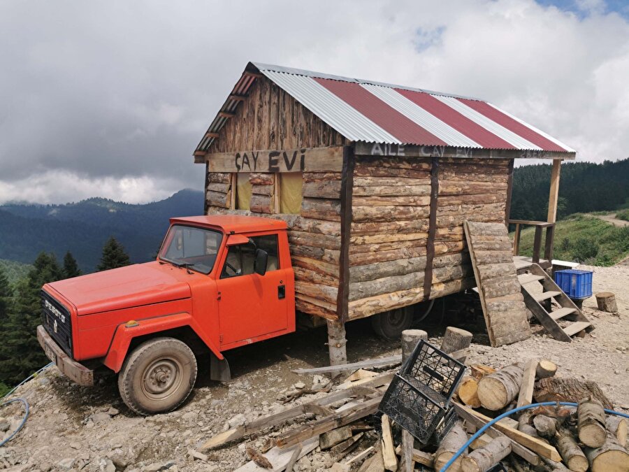 Kenan Bayraktar isimli vatandaş, yaylada ev yapmak için izin çıkmayınca, kamyonetin kasasına ev inşa etti.