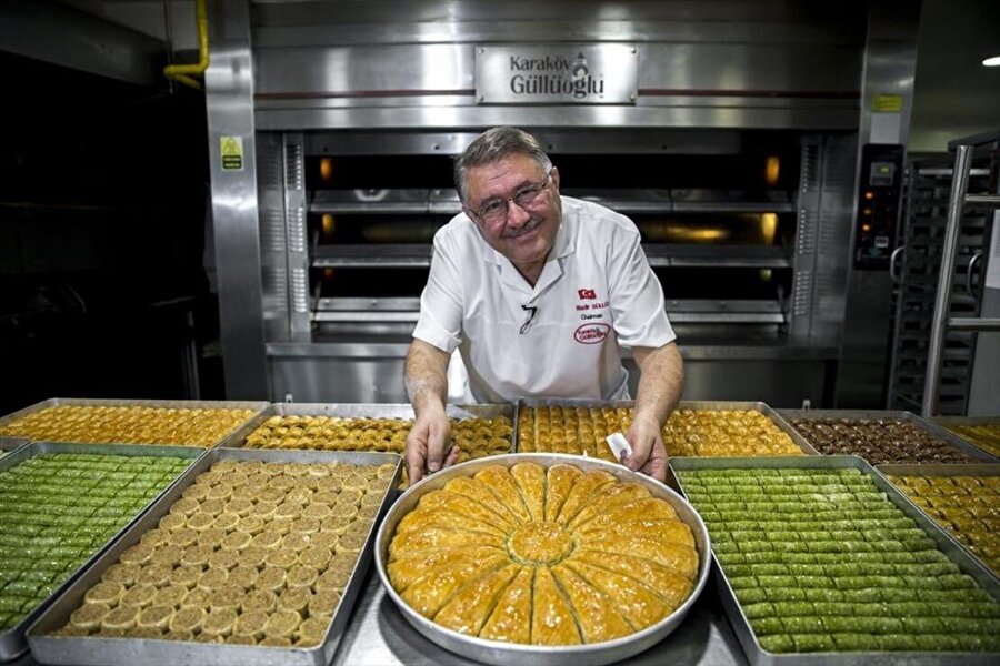 Nadir Güllü, yaptığı bir açıklama ile 'Baklava yemeyin' diyen diyetisyenleri eleştirdi.