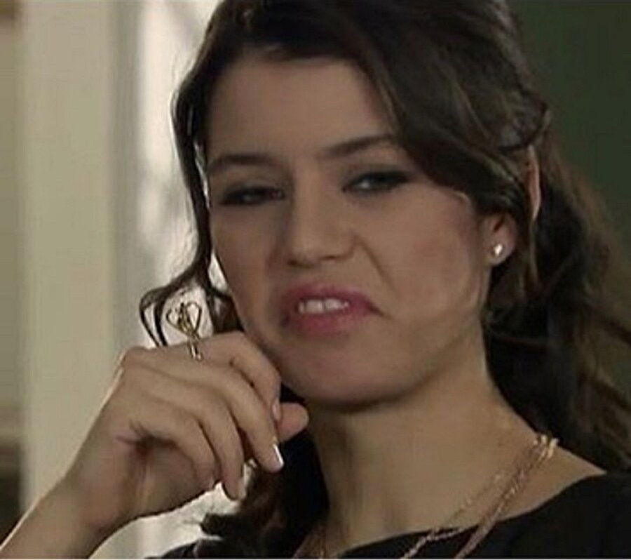 Uzaktan akraba: Evlenmiyor musun sen daha? / 
Ben: İvlinmiyi misin sin dihi