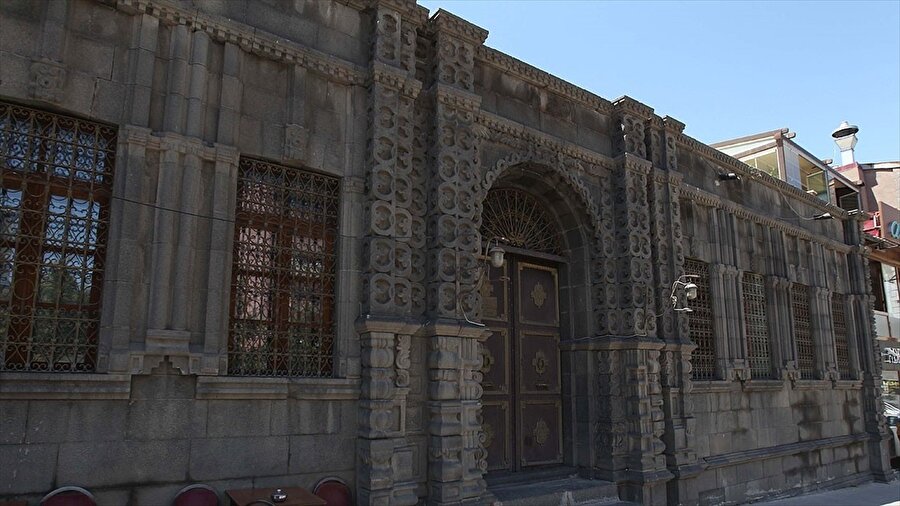 Erzurum'daki 107 yıllık Hacı Bekir Zade Ağa Konağı süslemeleriyle dikkati çekiyor