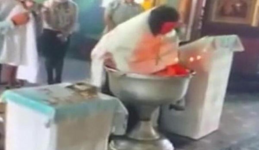 ​Rusya’da yeni doğan bebeğin vaftiz töreninde kilise papazı çocuğa şiddet uygulandı.
