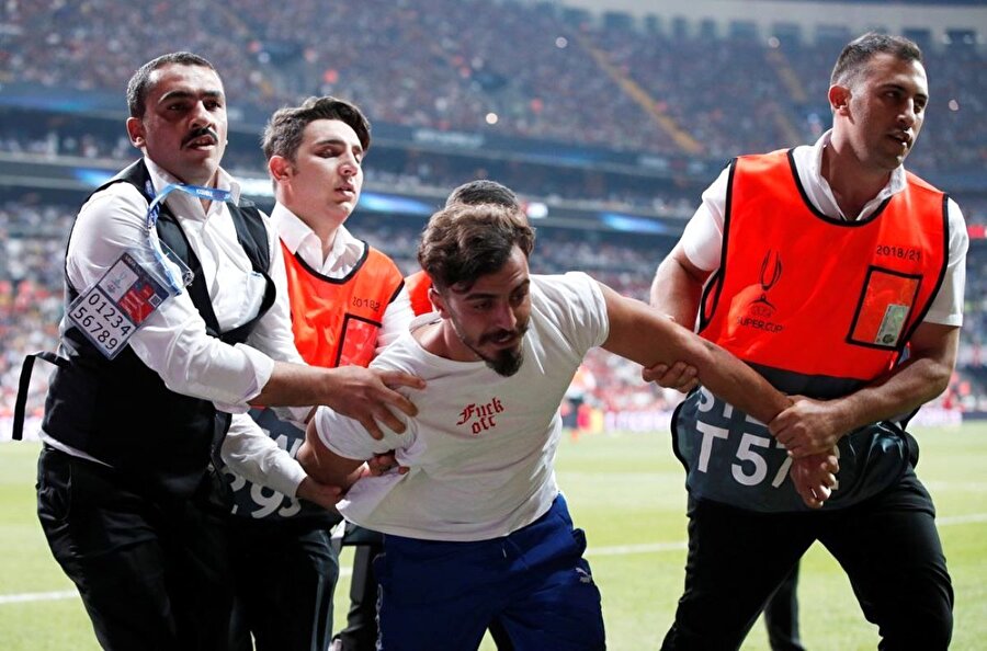 Ali Abdülselam Yılmaz sahadan güvenlik güçleri tarafından çıkarıldı.