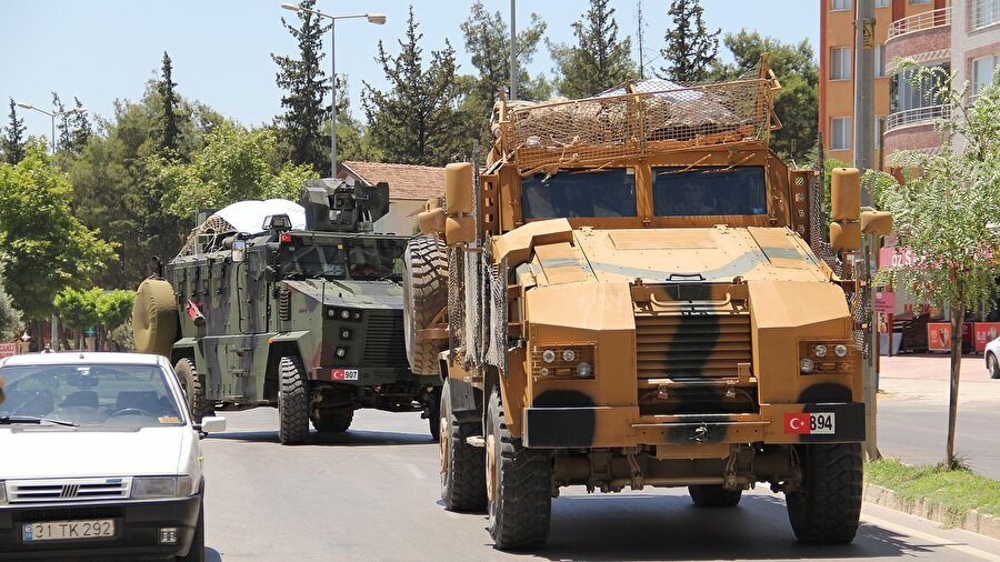Suriye'nin İdlib kentinde Türk askeri konvoyuna düzenlenen saldırıda 3 sivil hayatını kaybetti.