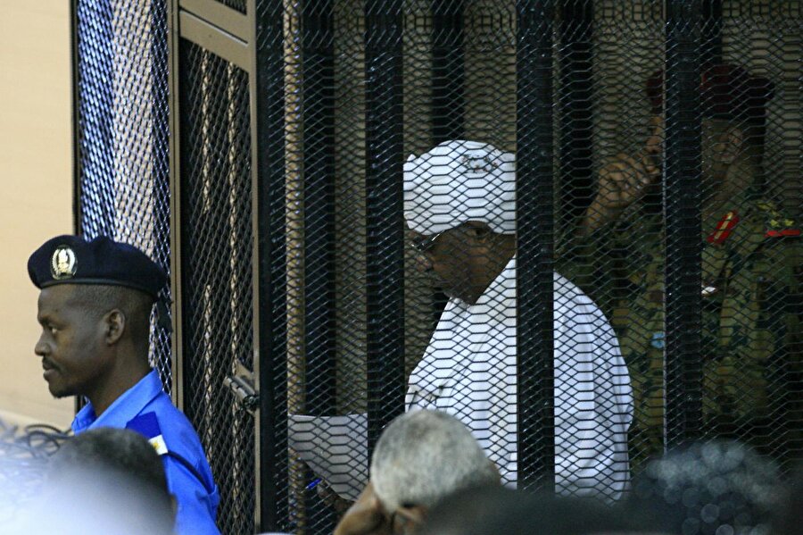 Devrik Sudan Cumhurbaşkanı Ömer el Beşir, çıkarıldığı mahkemede Suudi Arabistan’dan milyon dolarlar aldığını itiraf etti.