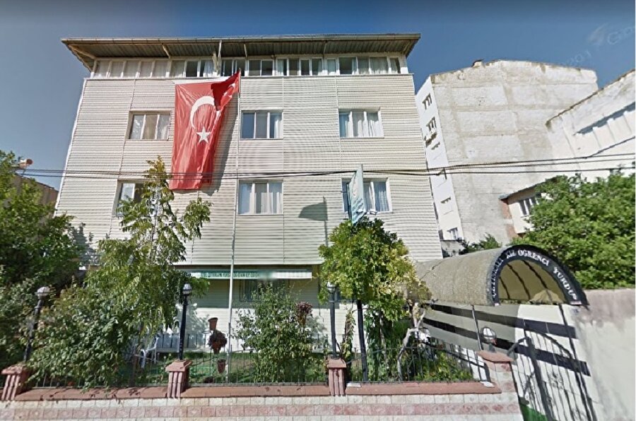 Bayraklar geçen ay doğu sınırında verilen şehitleri anmak üzere asılmıştı.