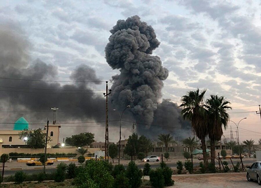İsrail'in, İran'ın Irak'ta bulunan mühimmat depolarına düzenlediği saldırı sonrası tesisin üzerinde dumanlar yükseliyor.