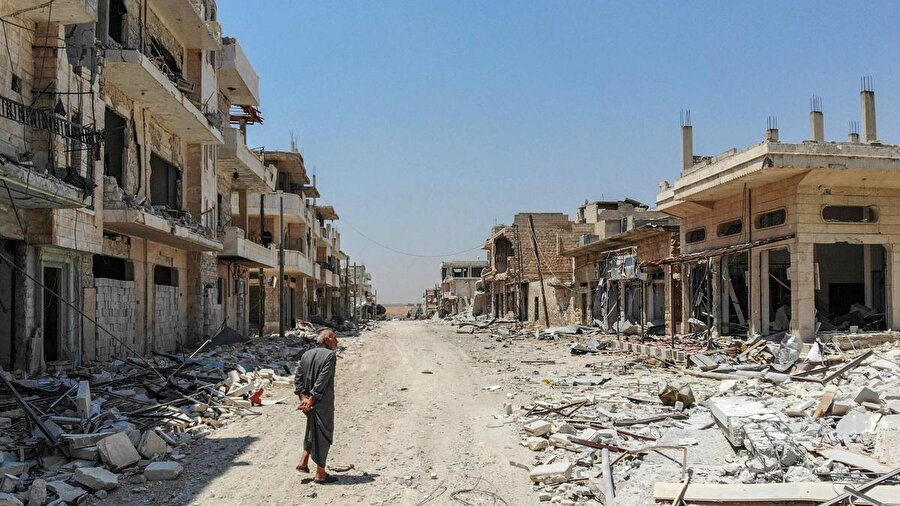 Esed rejimi güçlerinin kontrolü tamamen ele aldığı Han Şeyhun'da El Nusra Cephesi militanlarına yönelik rejim operasyonları sürüyor.