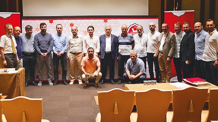 Albayrak Spor Kulübü Yönetimi, Olağaüstü Seçimli Genel Kurulu toplantısının ardından fotoğraf çektirdi.