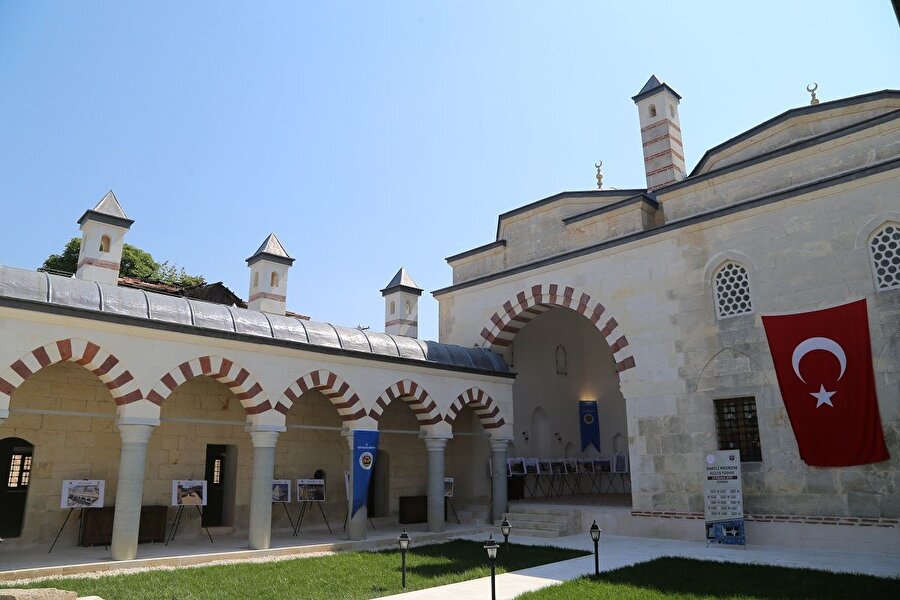 Fatih Sultan Mehmet'in de eğitim aldığı Saatli Medrese'nin açıldı.