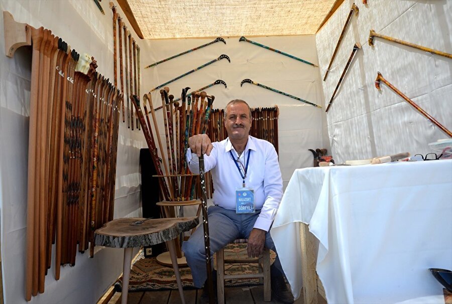 Bitlis'in Adilcevaz ilçesinde bastonculuk yapan devlet sanatçısı Cumali Birol.