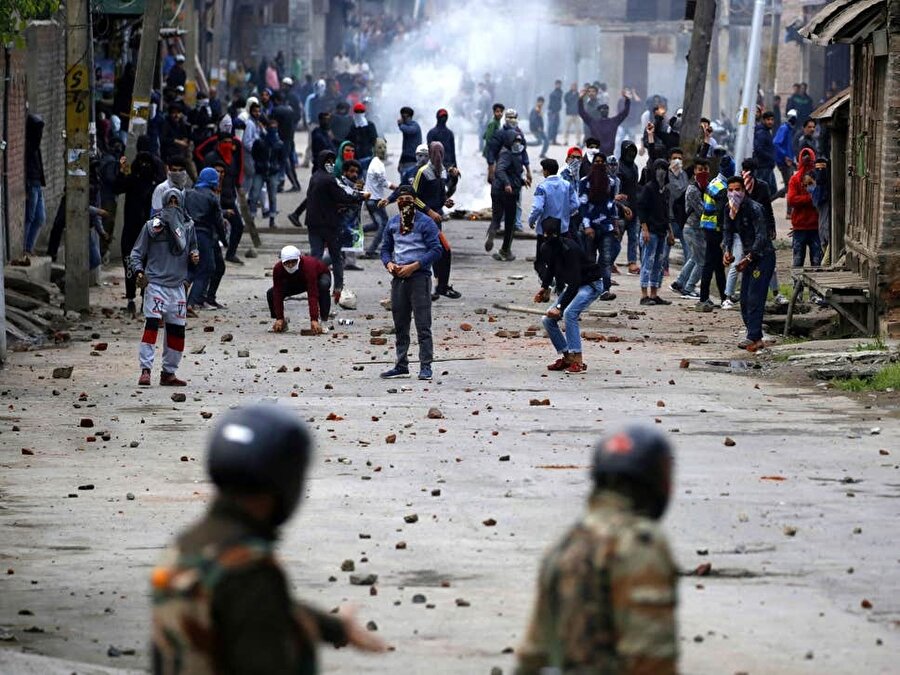 Keşmirli Müslümanlar, Srinagar'ın merkezindeki çatışmalar sırasında Hint polisiyle karşı karşıya.