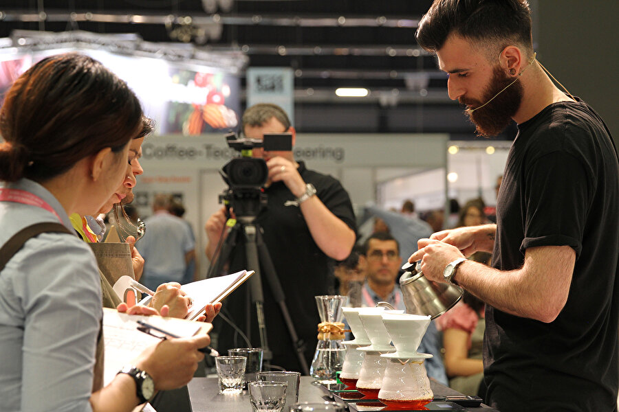 Kurmaca bir yol alma biçimidir. Yola çıkmak ise zamanın, mekânın değişimidir. 