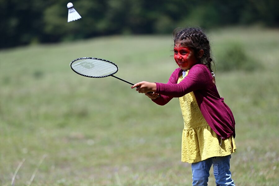 Aileleri ile birlikte Düzce'ye gelen çocuklar her alanda hem eğitim alıyor hem de eğlenceli vakit geçiriyor.