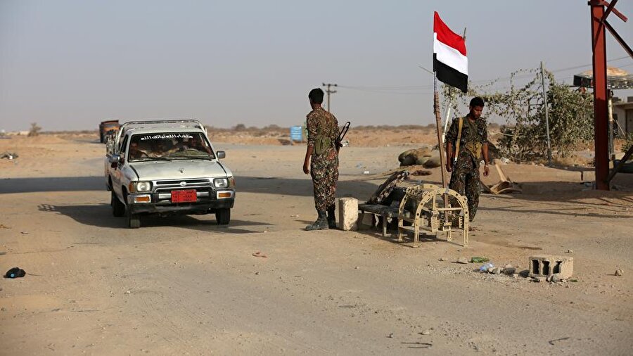 Yemen'de hükümete bağlı askeri birliklerin denetimindeki bir kontrol noktası.