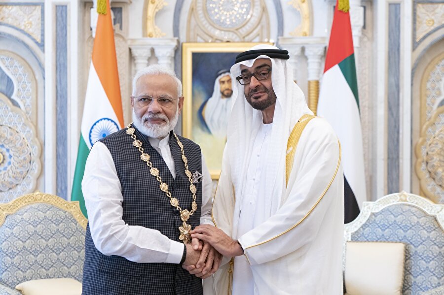 Abu Dabi Veliaht Prensi Şeyh Muhammed bin Zayid Al Nahyan, Hindistan Başbakanı Narendra Modi'ye "Zayid Nişanı"nı tevdi etti.