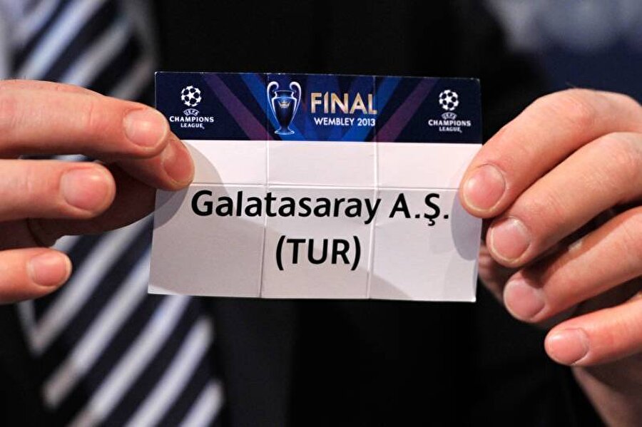 Kura çekiminde Galatasaray'ın çekildiği an.