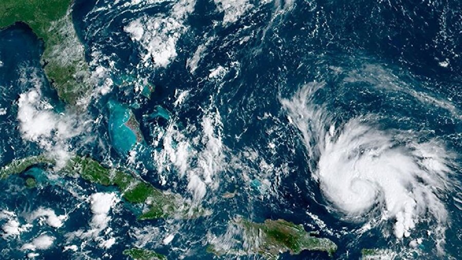 Perşembe günü alınan ve Ulusal Okyanus ve Atmosfer İdaresi tarafından sağlanan bu GOES-16 uydu görüntüsü, Atlantik Okyanusu'nun açık suları üzerinde hareket eden Dorian Kasırgasını gösteriyor.