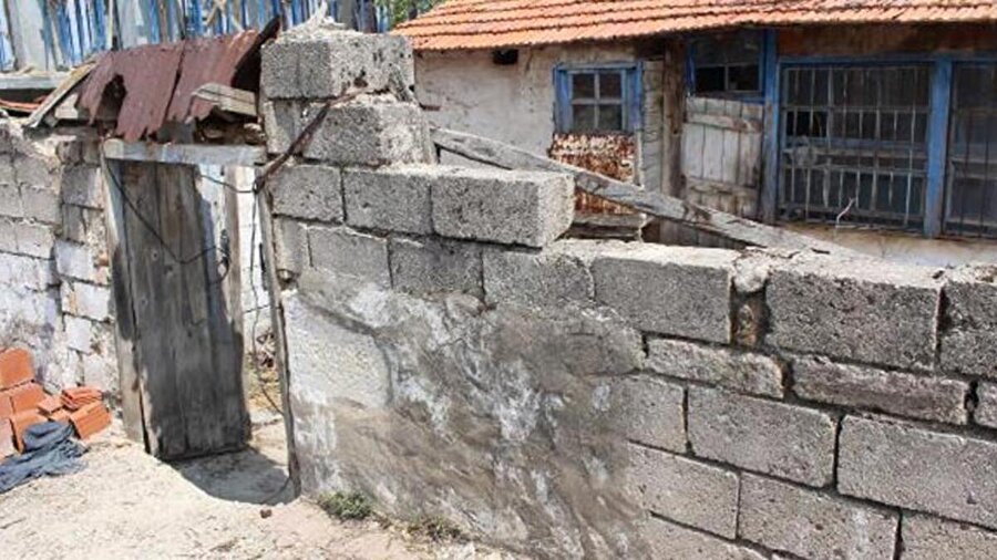 Tarihi eserlerin, bazı evlerin duvarlarının yapımında kullanıldığı tespit edildi.