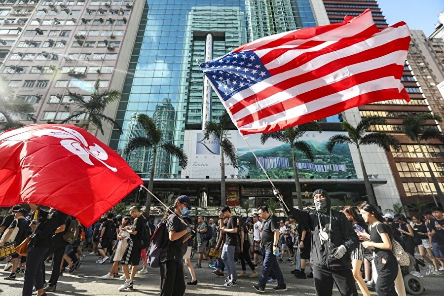 Hong Kong'ta bazı protestocular Amerikan bayrağı taşıyor.
