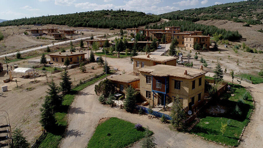 Sonsuz Şükran Köyü'nde birçok sanatçının da evi bulunuyor.