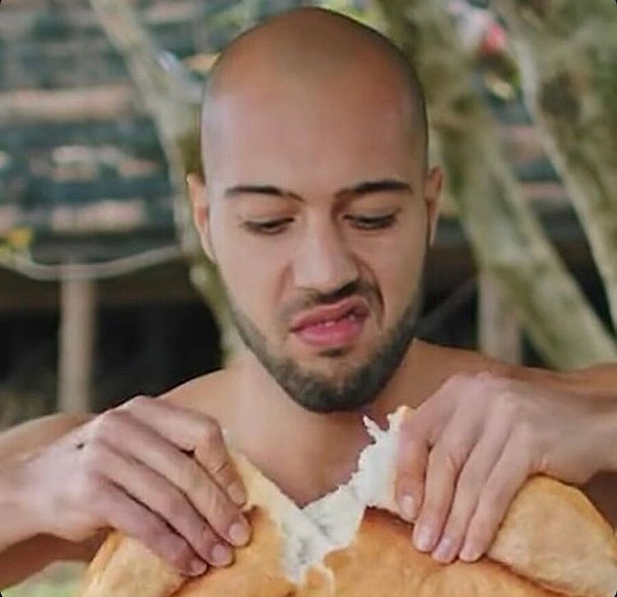 ​Arkadaşlarımla: Beyaz ekmek tüketmiyorum Eve gelince: