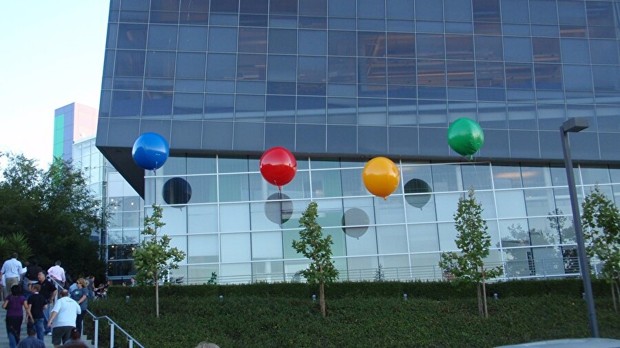 Artık ofise sığmayan Google çalışanları Silicon Graphics International'dan ünlü Googleplex kampüsünü kiraladı. Yıl 2006 olduğunda ise Google, bu merkezi satın alabilecek noktaya geldi. 

                                    
                                    
                                
                                