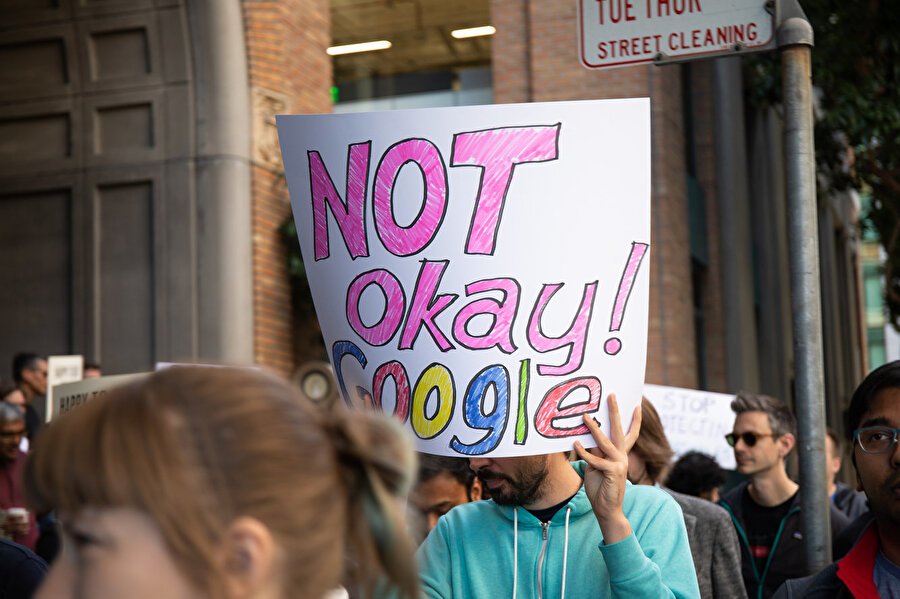 Kasım 2019'de Android Rubin'in de aralarında bulunduğu ekibin taciz davalarındaki yanlış tutumunu protesto etmek için dünyanın dört bir yanında protestolar düzenlendi. 

                                    
                                    
                                
                                