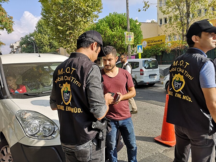 Polis ekipleri okulların çevresinde denetim yaptı.