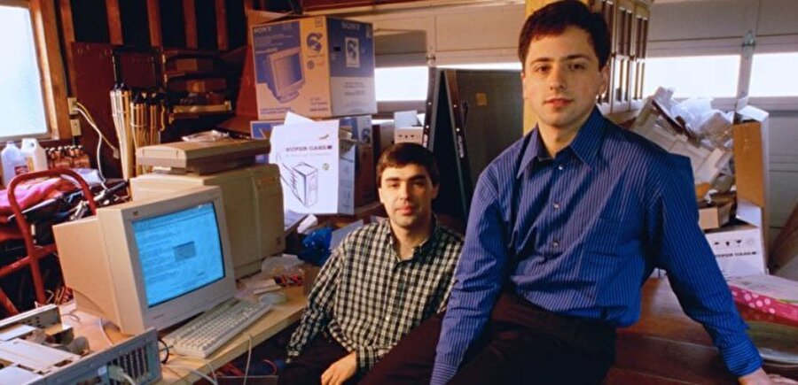 Google'ın temelleri teknik olarak 1996'da, Larry Page (solda) ve Sergey Brin (sağda) adında iki Stanford doktora öğrencisi tarafından atıldı. Web sayfalarını sıralayan PageRank isimli bir teknolojiyi kullanan devrim niteliğindeki arama motoru BackRub fikrini edindiklerinde aslında bu iki kişi Google'ın temellerini atmaya başlamıştı. 

                                    
                                    
                                
                                