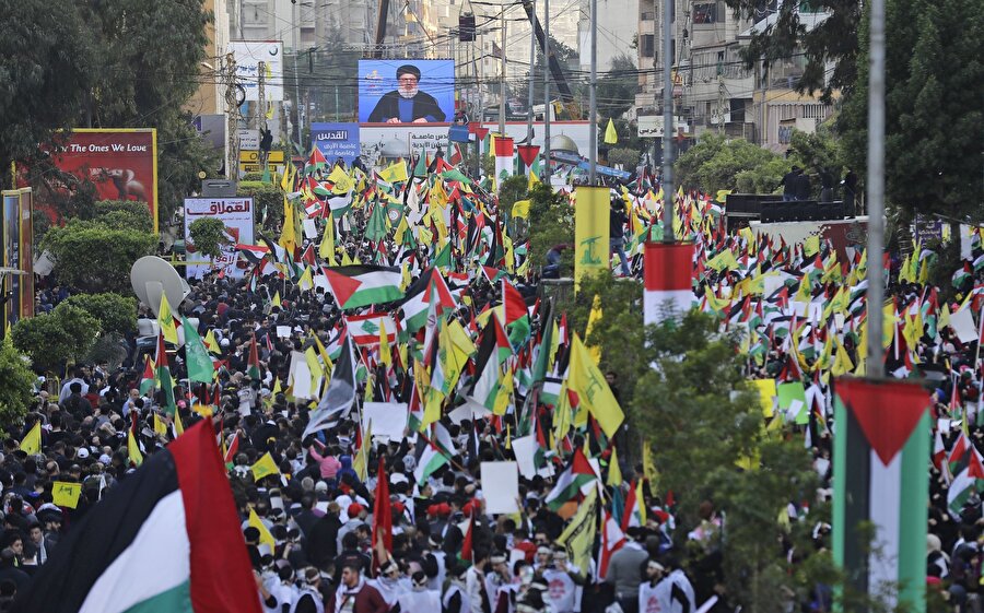 Lübnan, Hizbullah ve Hamas bayrakları birlikte dalgalanıyor.