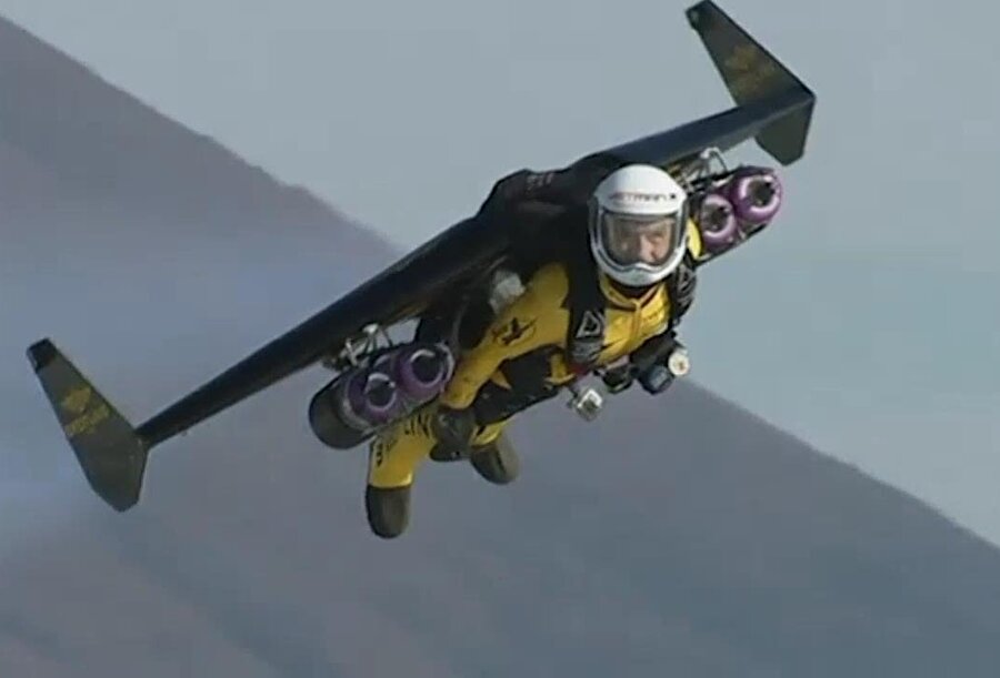 Engelin hemen altındaki sürpriz manevrayla yükselmeye başladığında ise ölümcül bir sessizlikle beyninden vurulmuşa döndü kalabalık.