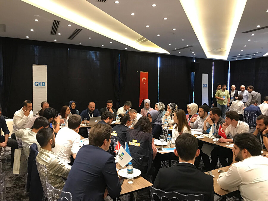 GKB Gençlik Zirvesi'nde öğrenciler bir araya gelerek çeşitli konular hakkında tartışmalar gerçekleştirdi.