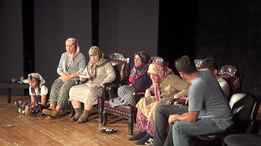 Canım ablam, o da bilmiyor neler yapılacağını. Kaç kere taziye evinde bulundu ki?