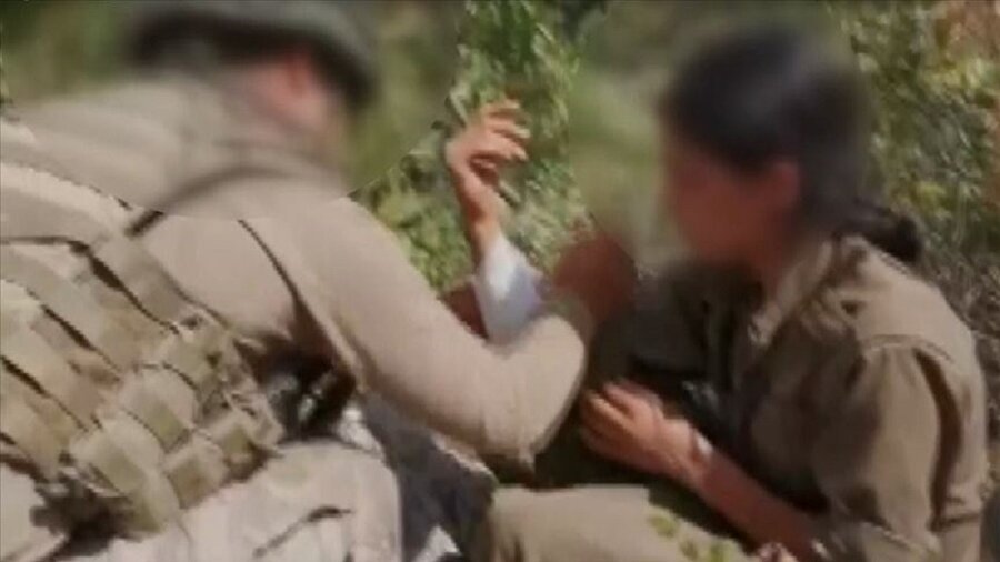 Komandolar, çatışma sonrası arama-tarama faaliyetleri sırasında çalılıkların arasında kadın teröristin saklandığını tespit etti.