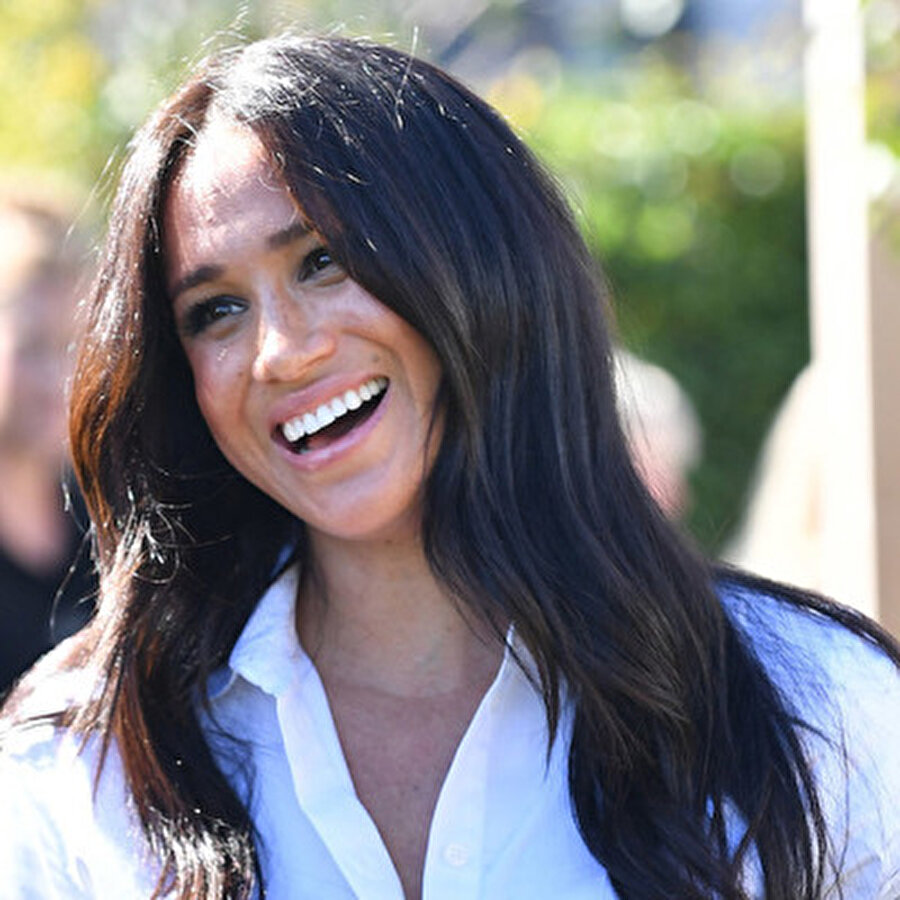 Kraliçe olmaya dair umudunu kaybeden Meghan Markle 'modaya el attı'
Meghan Markle, Prens Harry ile evlendikten sonra oyunculuğu bırakarak İngiltere'ye yerleşti.  Kraliyetin resmi görevlerinde Cambridge Düşesi Kate Middelton kadar yer alamayan Meghan, modaya yöneldi. Düşes, kadınlar yararına çalışan bir vakıf için kıyafet hazırlayıp satışa sundu.