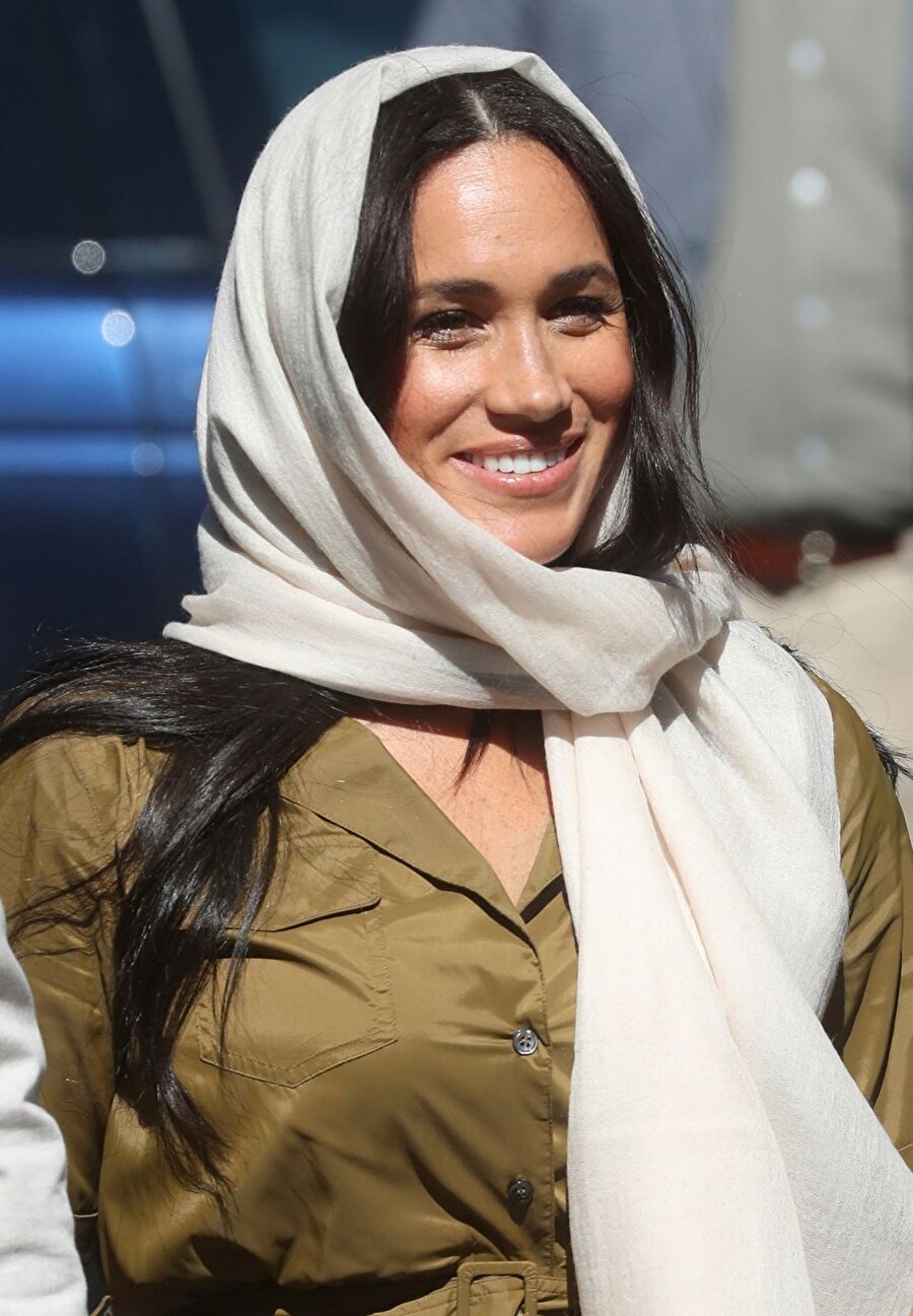 Meghan Markle, cami ziyareti sırasında başörtü taktı.
