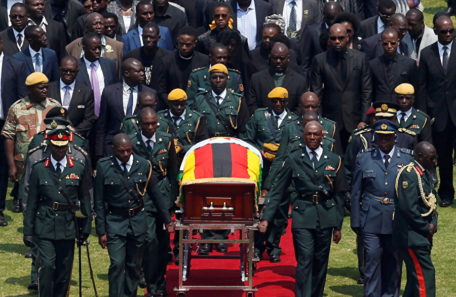 Zimbabve'nin eski lideri Robert Mugabe, çelik ve üzeri betonla kaplanan bir tabutla toprağa verildi.