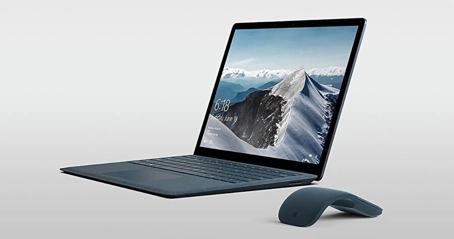 Surface Laptop 3
Microsoft, yarın Surface Laptop 3'ü de duyurmaya hazırlanıyor. Mevcut Surface Laptop 2 sadece 13.5 inç'lik ekranla gelirken Microsoft'un 15 inç'lik bir model sunması giderek daha kuvvetli hale geliyor. Söylentiler ayrıca Microsoft'un Surface Laptop'da AMD işlemcileri ilk kez kullanabileceğini gösteriyor. Daha küçük olan 13.5 inç'lik modelin yenilenip yenilenmeyeceği ve hatta AMD yongaları içereceği netlik kazanmış değil.