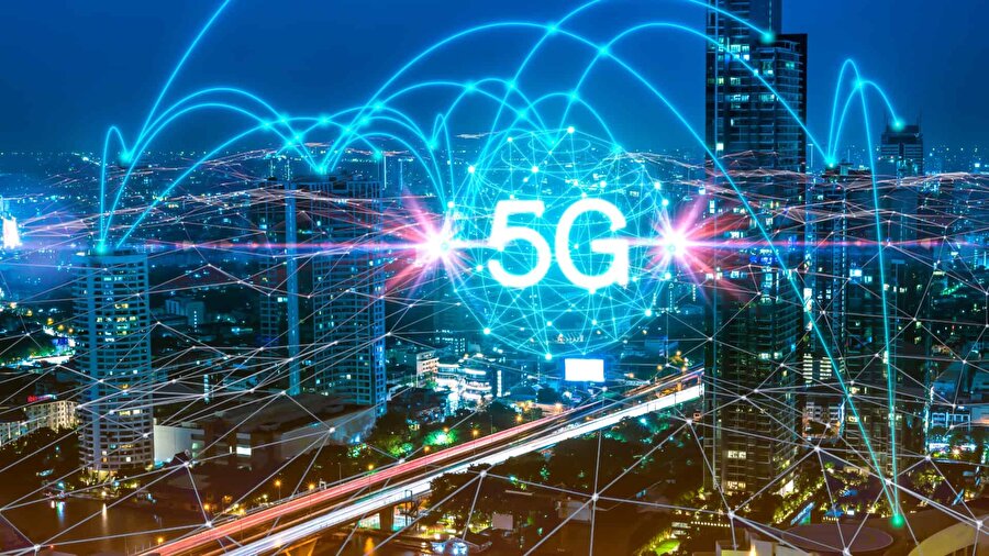5G ağları daha yüksek hız ve bir dizi yeni güvenlik açığı getirebilir
5G, daha fazla cihazı desteklemek için hem bant genişliği hem de daha hızlı kablosuz internet vadediyor. Yeni nesil kablosuz ağ olarak ortaya çıkan bu teknoloji, korsanların ağı kullanan sistemleri hedef alma konusunda yeni yıllar açabilir. Yani en azından güvenlik uzmanlarının görüşü bu yönde. Güvenlik Bulvarı'na göre hızın artması, 5G cihazlarının DDoS saldırına karşı daha hassas hale getirebilir ve bu da kurbanların sunucularını trafiğe boğmak anlamına gelebilir.