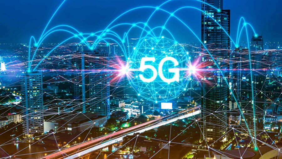 5G ağları daha yüksek hız ve bir dizi yeni güvenlik açığı getirebilir
5G, daha fazla cihazı desteklemek için hem bant genişliği hem de daha hızlı kablosuz internet vadediyor. Yeni nesil kablosuz ağ olarak ortaya çıkan bu teknoloji, korsanların ağı kullanan sistemleri hedef alma konusunda yeni yıllar açabilir. Yani en azından güvenlik uzmanlarının görüşü bu yönde. Güvenlik Bulvarı'na göre hızın artması, 5G cihazlarının DDoS saldırına karşı daha hassas hale getirebilir ve bu da kurbanların sunucularını trafiğe boğmak anlamına gelebilir. 