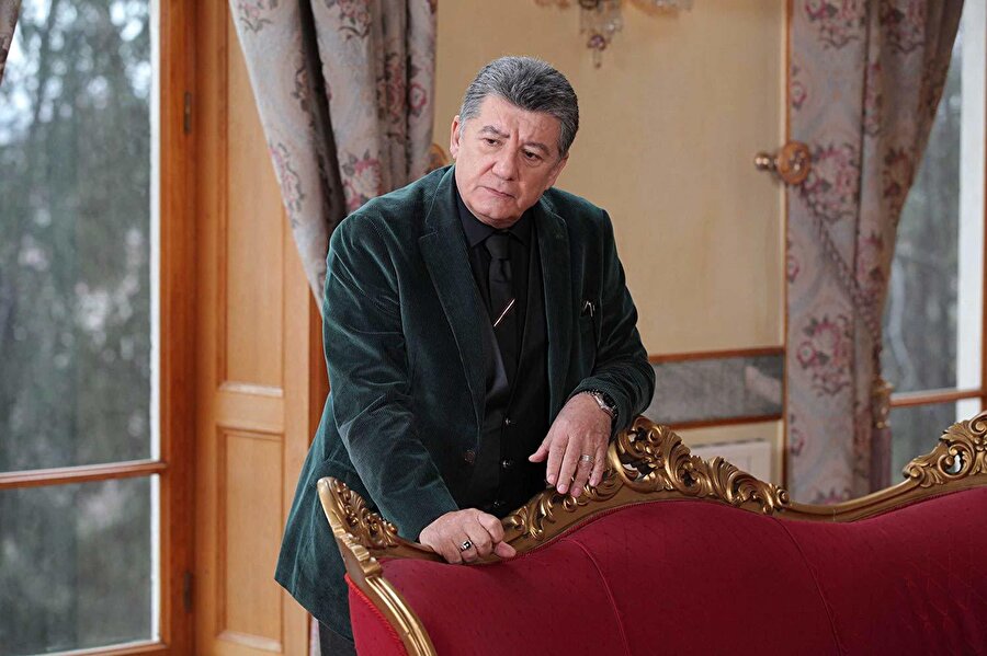 Tarık Ünlüoğlu.