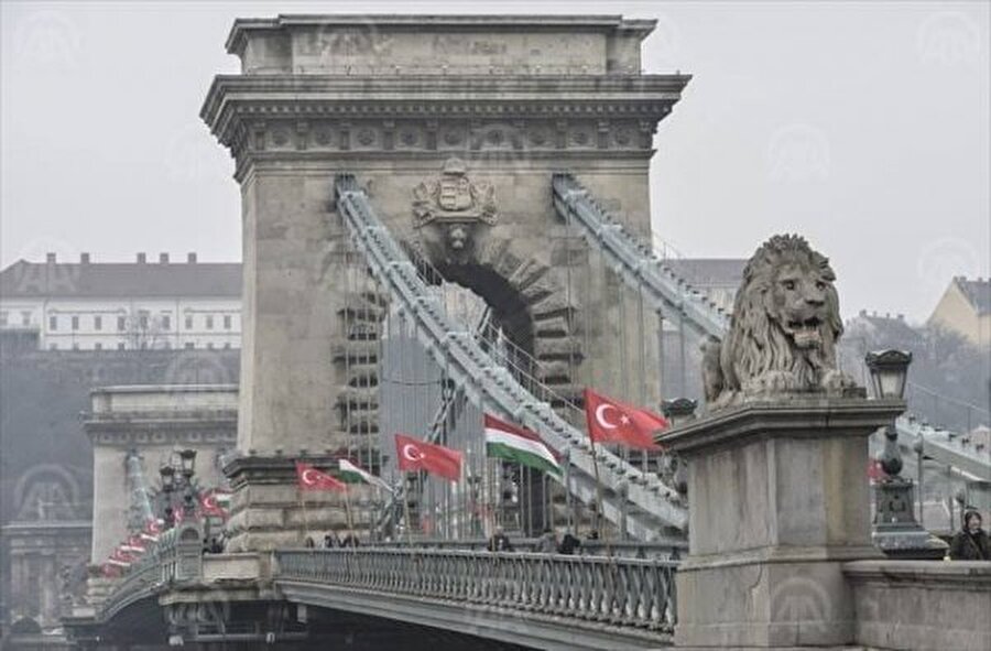 Macaristan 

                                    AB'nin, Türkiye'nin Barış Pınarı Harekatı'na karşı yayınlayacağı bildiriyi Macaristan, 'ülkeler sınırlarını savunabilir'' gerekçesiyle veto ederken yapılan baskılar daha sonra bildiriyi onaylamak zorunda kaldı. 
                                