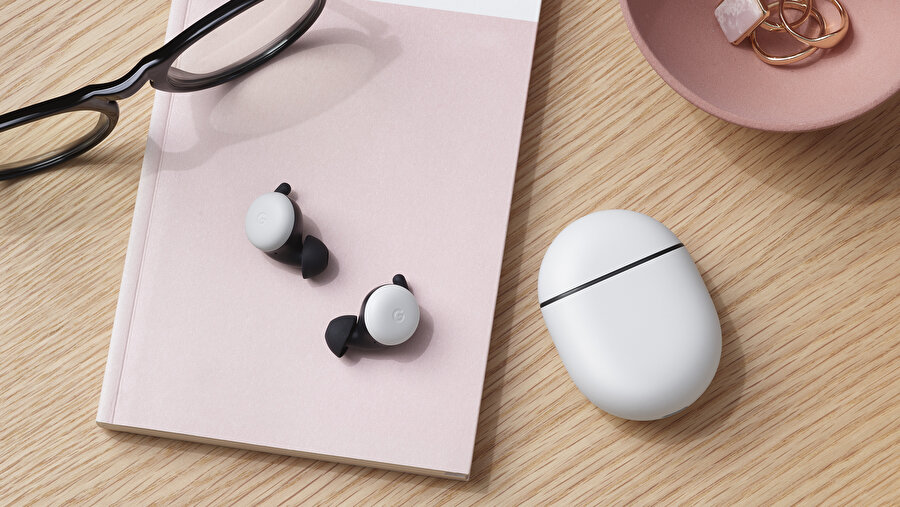 Pixel Buds

                                    
                                    AirPods'un pazardaki payı belli. Ürün birkaç senede Apple ekosisteminin en fazla satan ürünlerinden biri oldu. Tamamen AirPods ve diğer alternatiflere rakip olabilecek yeni bir ürün daha var, Pixel Buds. Google, kulaklığın tek şarjda 5 saat boyunca kullanılabileceğini belirtiyor. Yuvarlak hatlara sahip ufak bir şarj kutusuyla gelen kulaklık, sesli ortamlar ve rüzgar için de arka plan gürültüsünü engelleme özelliği sunuyor. Fiyat ise 179 dolar. 
                                
                                