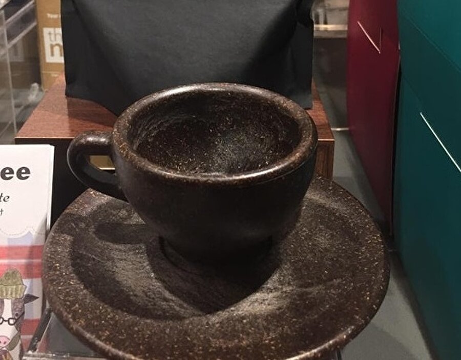 Geri dönüştürülmüş kahvelerden yapılmış bir kahve fincanı 

                                    
                                    
                                
                                