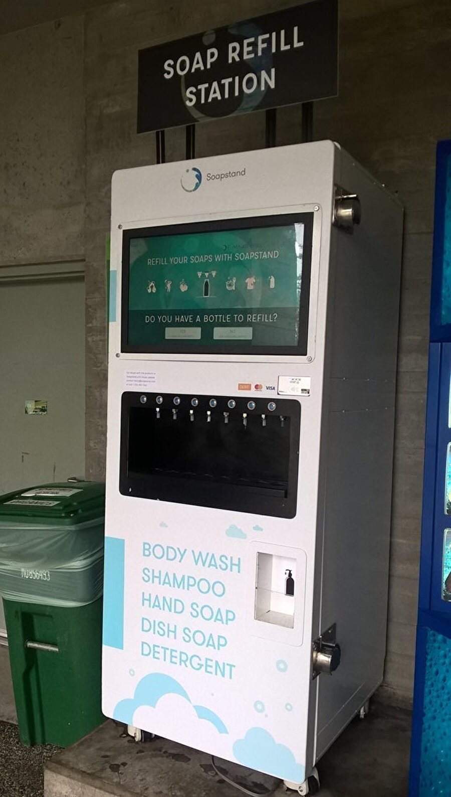 Kanada’da bir üniversitede bulunan bu otomattan, plastik kap kullanımından kaçınmak isteyenler kendi kaplarını getirip sabunla doldurabiliyor

                                    
                                    
                                
                                