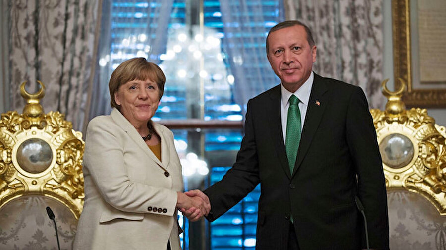 Cumhurbaşkanı Erdoğan ile Merkel telefonda görüştü

                                    Cumhurbaşkanı Erdoğan, Almanya Başbakanı Merkel ile bir telefon görüşmesi gerçekleştirdi. Görüşmede Suriye konusu masaya yatırıldı.
                                