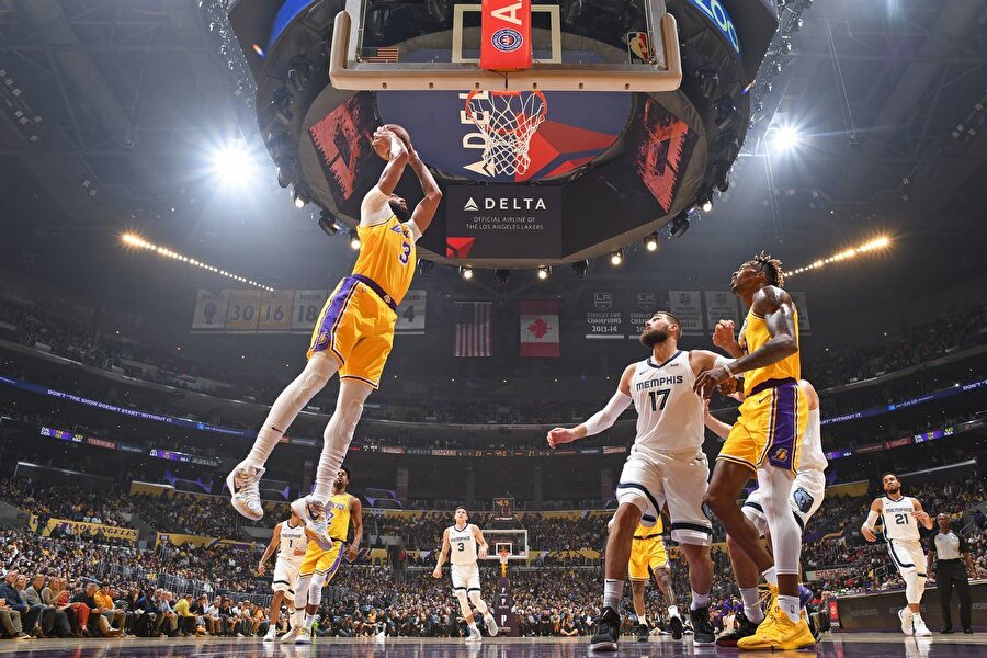 Lakers bu sezon 3. galibiyetini elde etti.