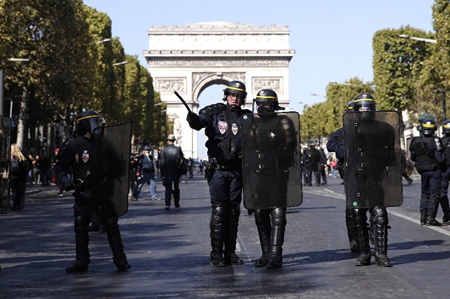 Fransa
Sarı yeleklilerin eylemleri, 17 Kasım 2018'de başlamıştı. Gösteriler sırasında bugüne dek 11 kişi hayatını kaybetti, 4 bin 245'ten fazla kişi yaralandı ve 12 bin 107'den fazla kişi gözaltına alındı.Fransa'da sarı yeleklilerin gösterileri 51. haftasına girdi. Akaryakıt zamları ve kötü ekonomik koşullara tepki olarak başlayan, daha sonra Cumhurbaşkanı Emmanuel Macron yönetimine karşı gösterilere dönüşen sarı yeleklilerin eylemleri, düşük katılımla devam ediyor.