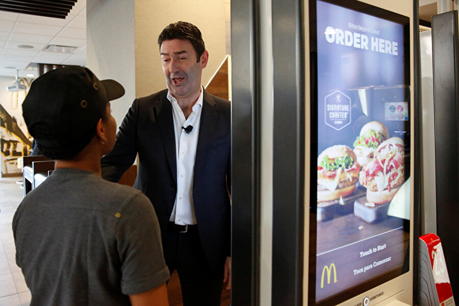 McDonald's CEO'su Steve Easterbrook işini kaybetti.